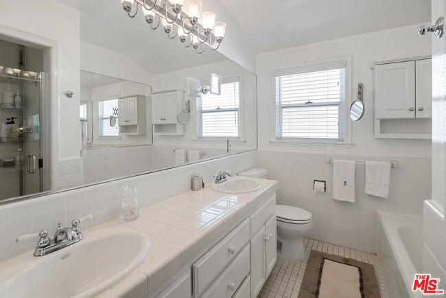 Building Photo - 458 S Bedford Dr