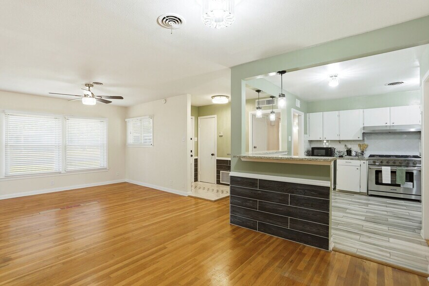 Building Photo - 518 Brightwood Pl