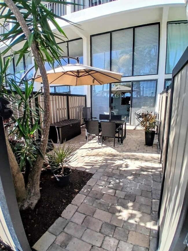 Building Photo - 1830 Embassy Dr