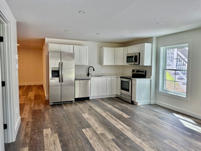 Building Photo - New 3 bed, 3 bath house with in law apt on...
