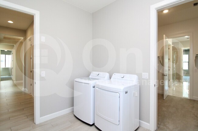 Building Photo - 3847 E Mead Dr