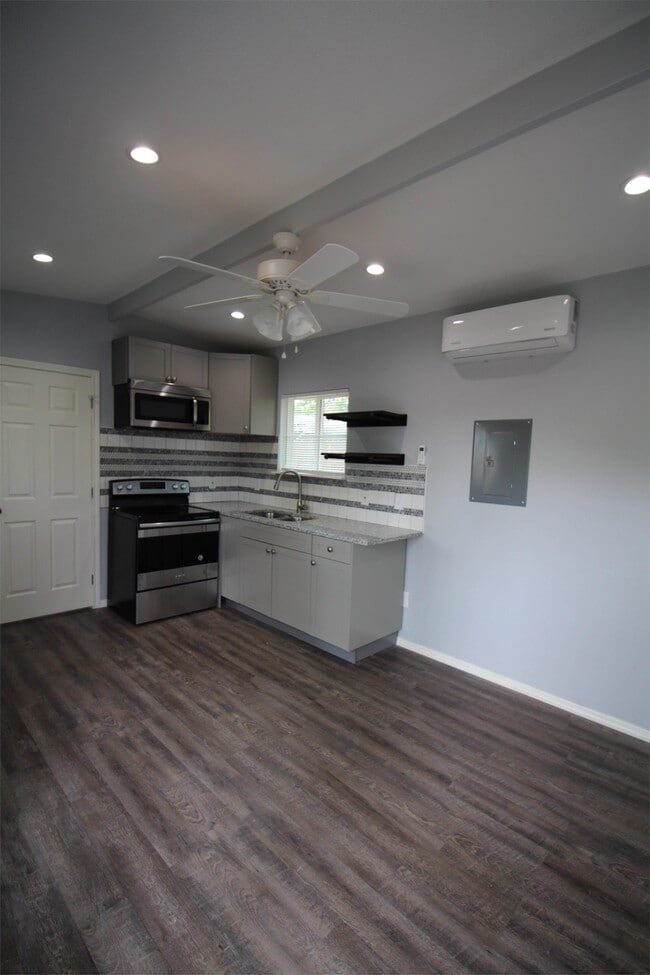 Building Photo - 231 Addax Dr