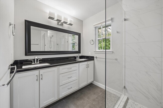 Building Photo - 10303 Greenwillow Dr