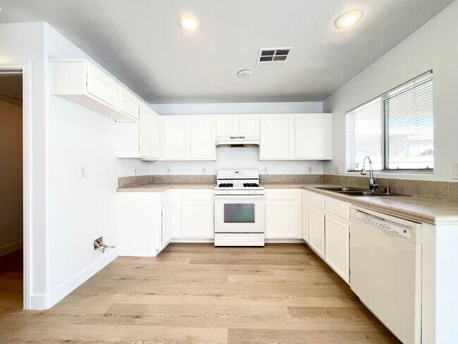 Building Photo - 5893 E Rainbow Bridge Dr