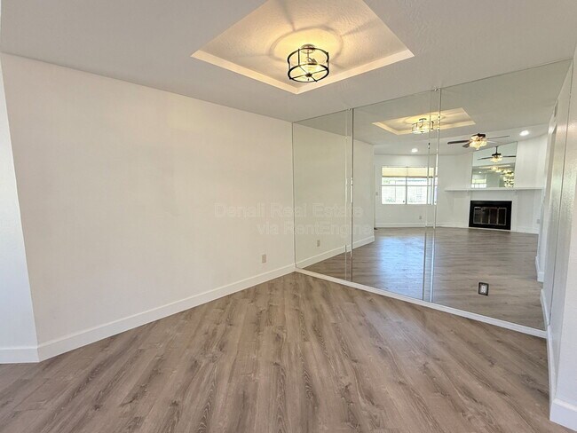 Building Photo - 4536 E Cheyenne Dr