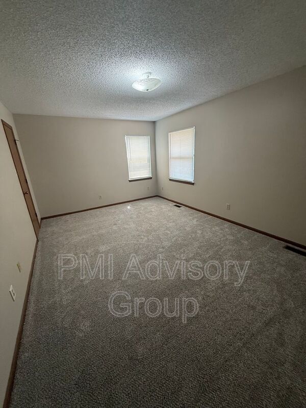 Building Photo - 2816 SW Westport Plaza Dr