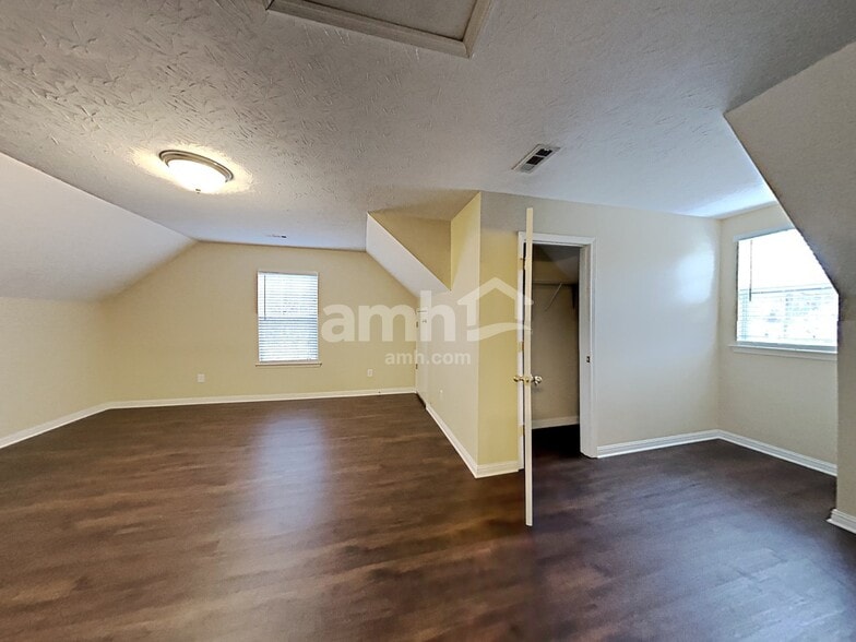 Building Photo - 7411 Meadowwood Way