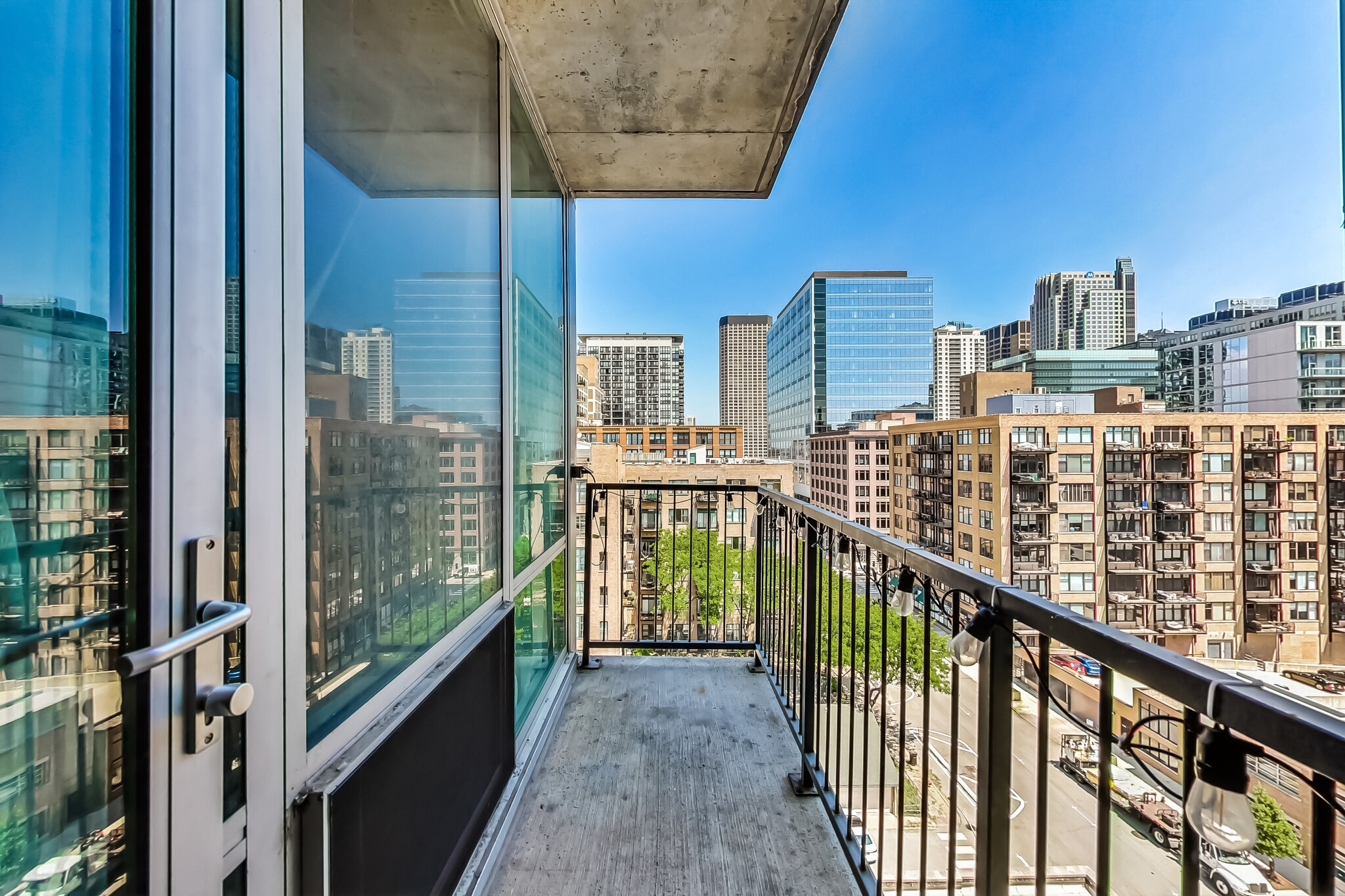 Building Photo - 700 W Van Buren St