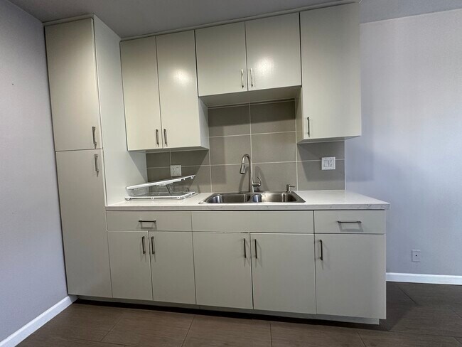 Building Photo - 1547 Saltair S Ave