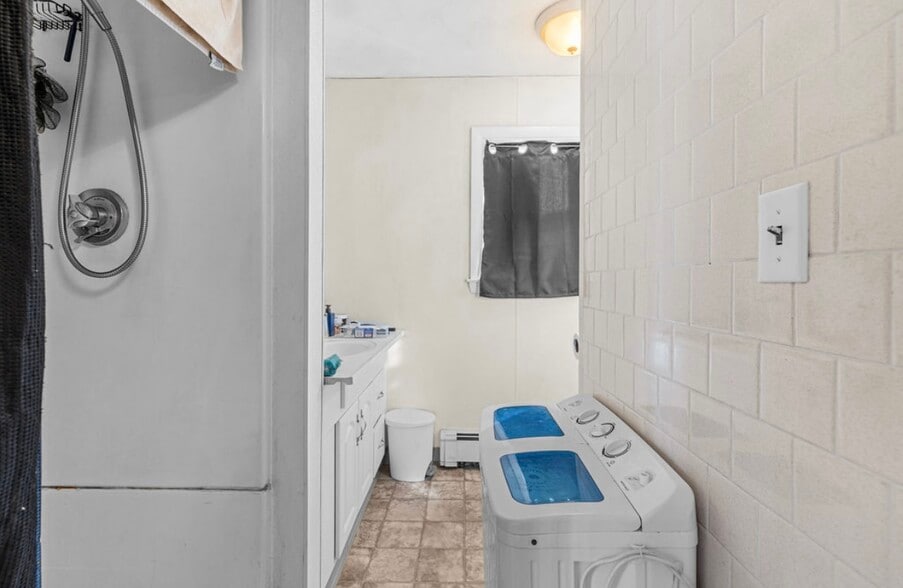 Building Photo - 58 Read Ave