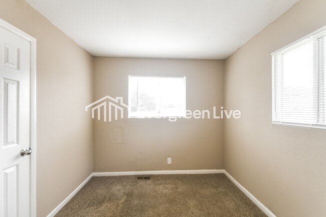 Building Photo - 1933 Sloan Ave