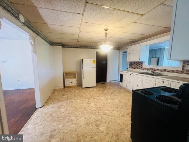 Building Photo - 16 Happy Creek Ln