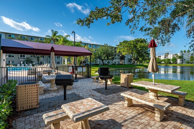 Building Photo - 2108 S Cypress Bend Dr