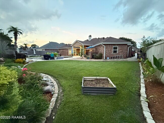 Building Photo - 102 Midland Dr