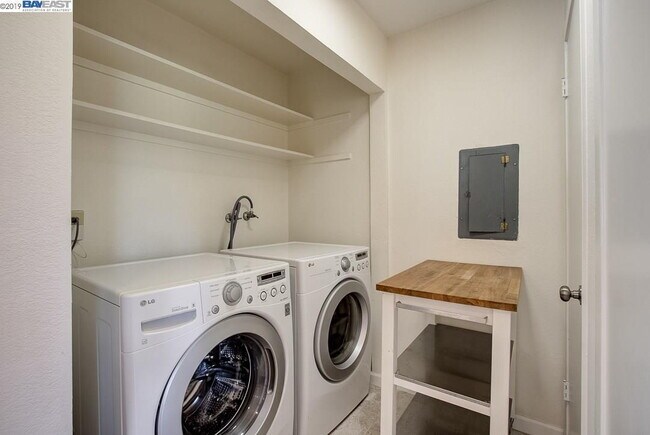 Building Photo - Bright 3 Bedroom Townhome in Newark