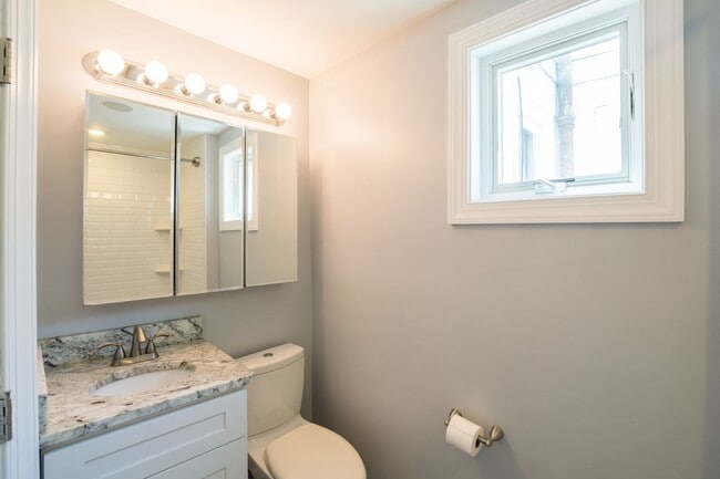 Building Photo - Wonderful East Passyunk Three Bedroom Home