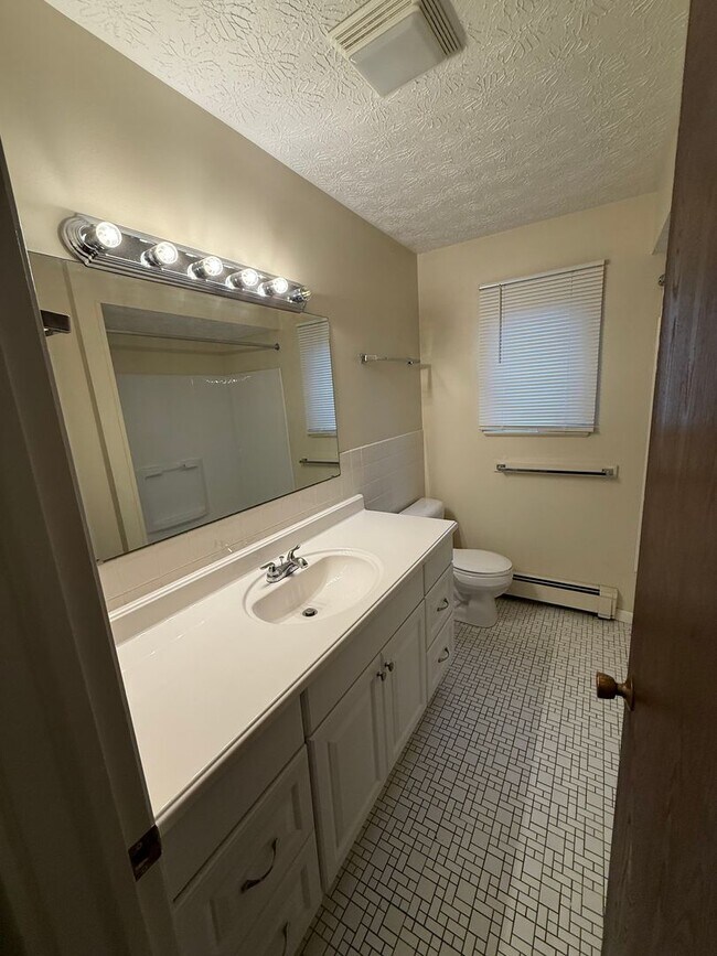 Building Photo - Updated 2 Bedroom, 2nd Floor,  Canfield Ap...