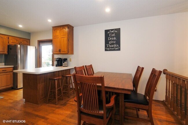 Building Photo - Spacious 5BR Home on Cul-de-Sac – Available June 1