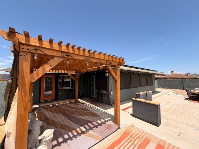Building Photo - 13139 W Seville Dr