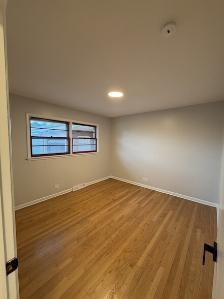 Building Photo - 366 W 16th Pl