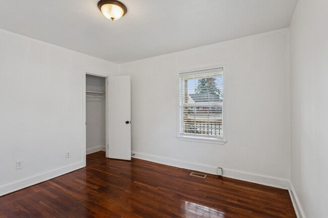 Building Photo - Christopher Shores