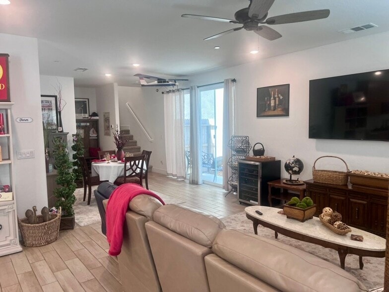 Building Photo - 2712 E Tamarind Dr