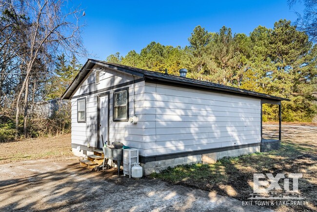 Building Photo - Charming One Bed, One Bath Home Near Kerr Dam