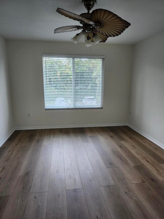 Building Photo - 1009 Villa Cir