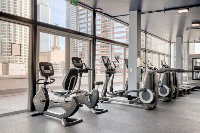 Building Photo - 612 Flower St