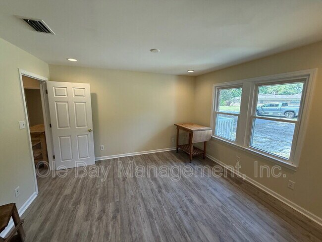 Building Photo - 5011 Highcrest Dr