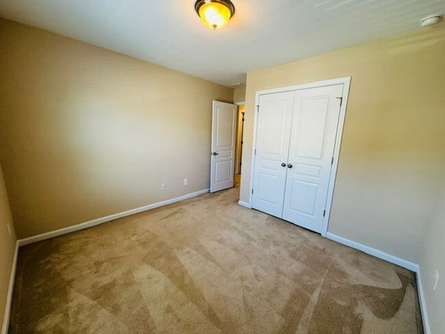 Building Photo - Gorgeous 3 Bedroom Townhome - Ready and Available