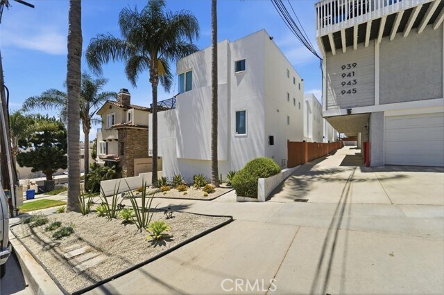 Building Photo - 935 1st St