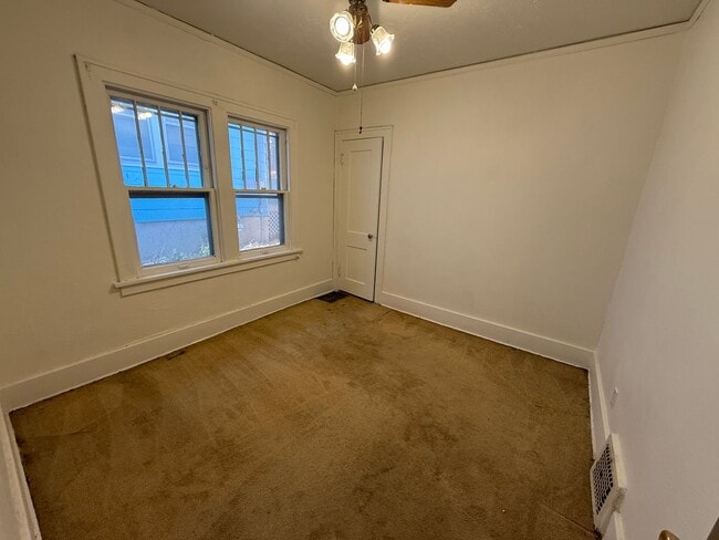 Building Photo - $900 - 2 Bed 1 Bath House