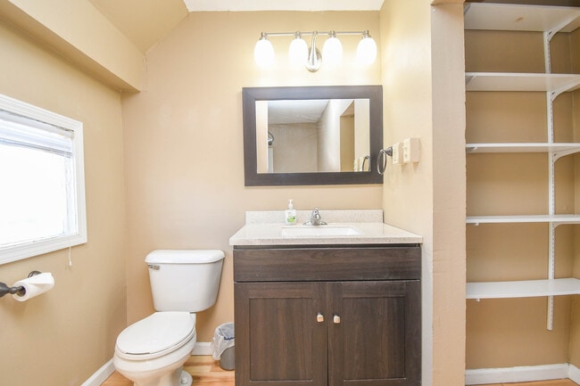 Building Photo - 817 W 12th St