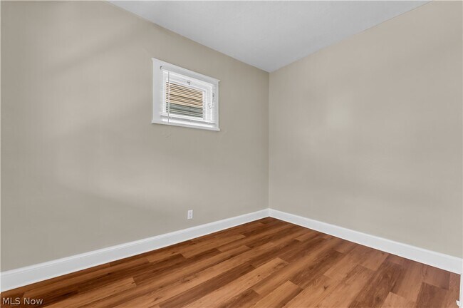 Building Photo - 8517 Rosewood Ave