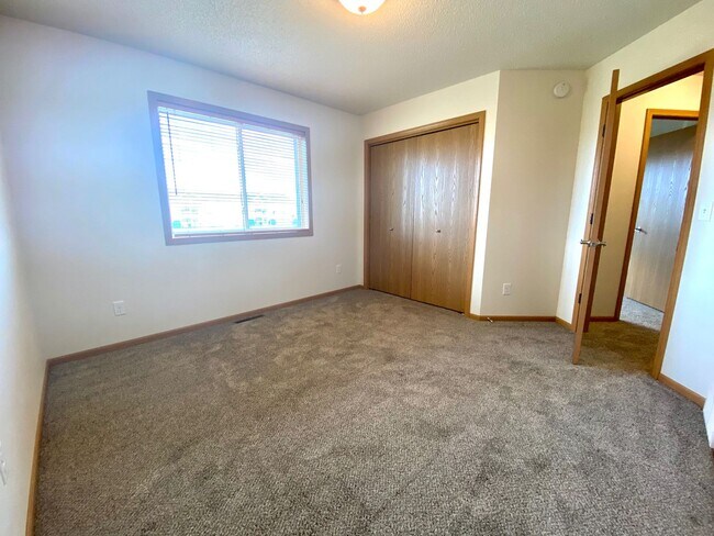 Building Photo - Spacious 4 Bedroom Townhome in Great Neigh...