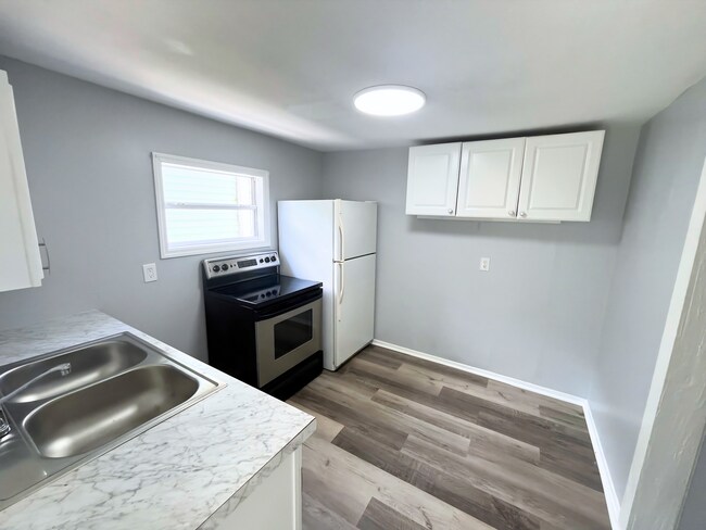 Building Photo - Stand-Alone 1BR Cottage Home Near Downtown Zephyrhills!