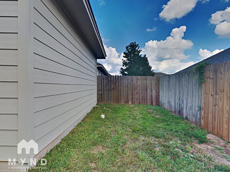 Building Photo - 983 Oak Lynn Dr