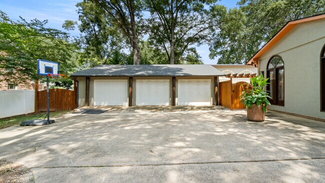 Building Photo - 5745 Riviere Dr
