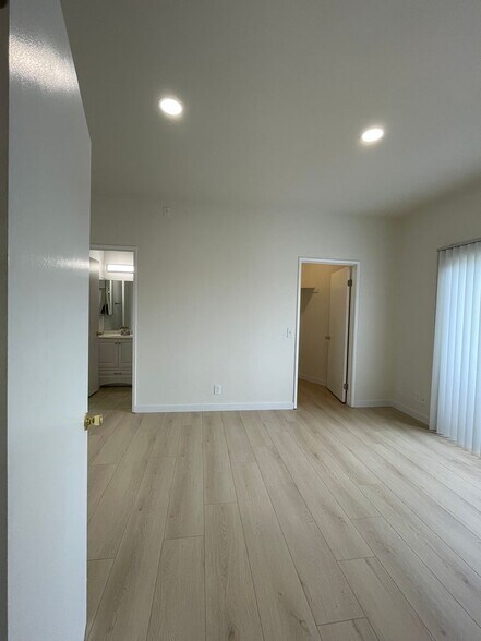 Building Photo - 11459 Collins St