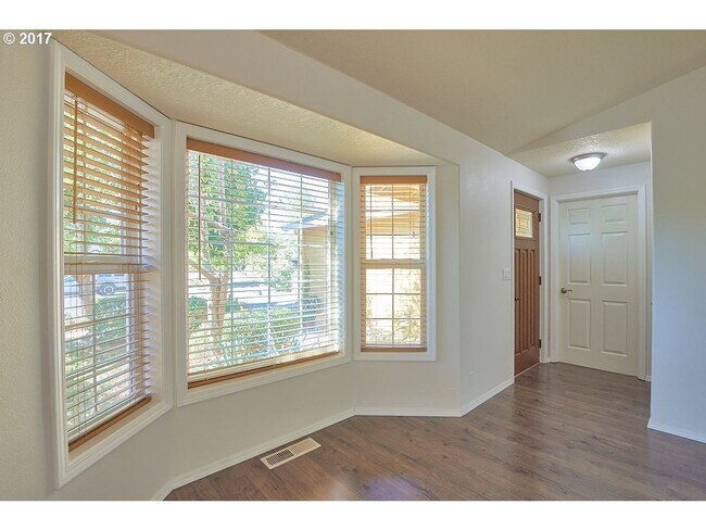 Building Photo - Lovely 3 Bed, 2 Bath Home in Dundee- Walking Distance to New Elementary School!