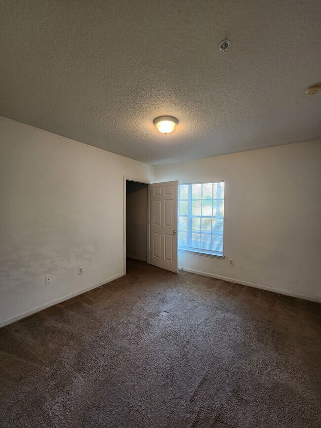 Building Photo - Coming Soon - Condo at Sunset Lake - 3 Beds, 2 Baths