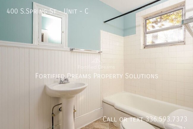 Building Photo - 400 S.Spring St - Unit-C
