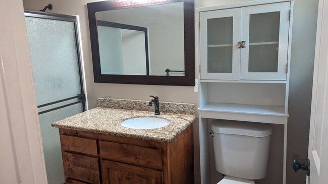 Building Photo - Spacious 3 Bedroom 2 Bath