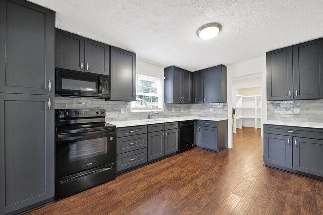 Building Photo - Beautifully Renovated Three Bed Two Bath R...