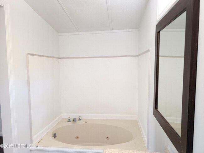 Building Photo - 179 Violet Cir