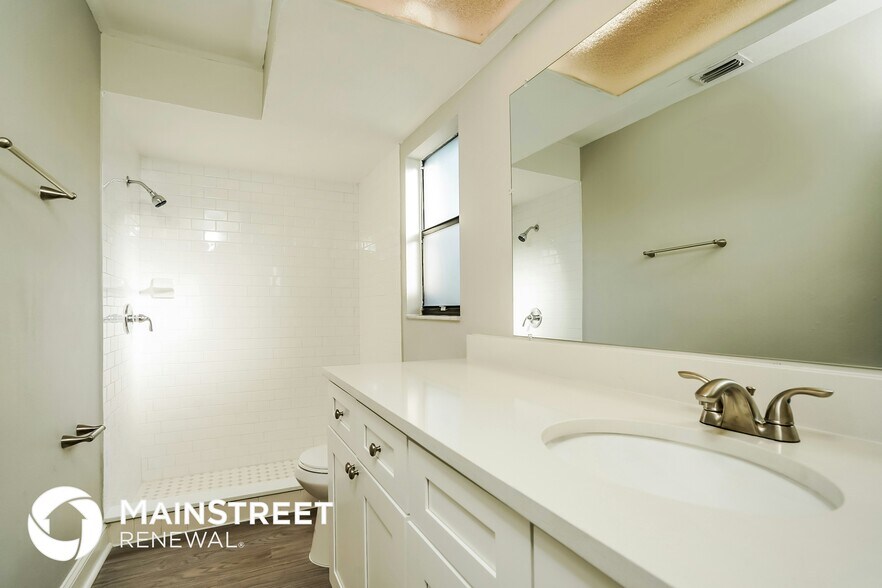 Building Photo - 220 SE 27th Terrace