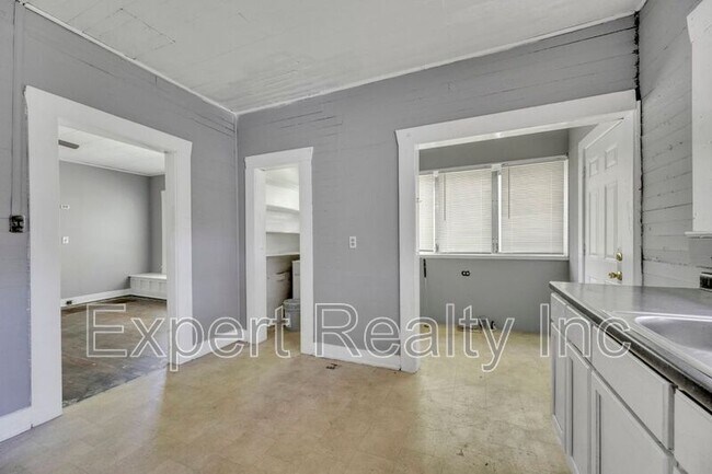 Building Photo - 608 5th Ave