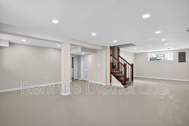 Building Photo - 3225 Chestnut St NE
