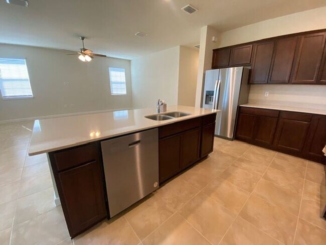 Building Photo - 4/2 Single family home